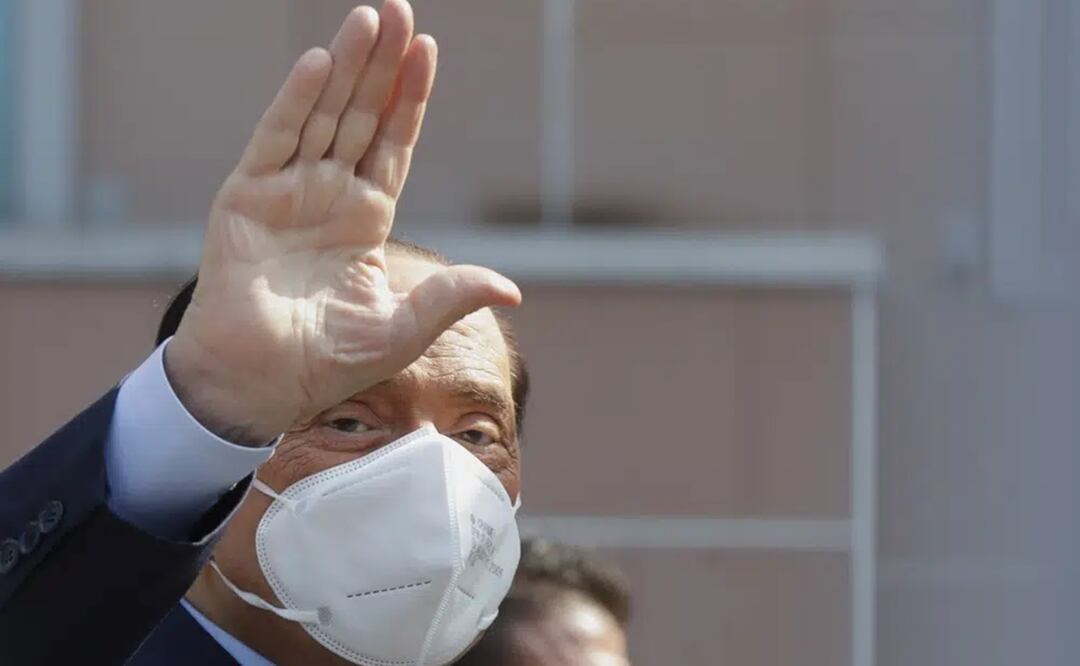 En esta imagen de archivo, Silvio Berlusconi saluda a la salida del hospital San Raffaele de Milán. Foto: AP