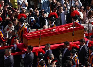 Féretro del papa Francisco ya está en la Basílica de San Pedro para que miles lo despidan; ¿Qué sigue después?