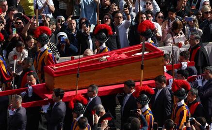 Féretro del papa Francisco ya está en la Basílica de San Pedro para que miles lo despidan; ¿Qué sigue después?