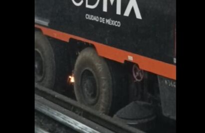 ¡Saca chispas! Esto pasó en la Línea 3 del Metro, todo por un objeto metálico en vías VIDEO