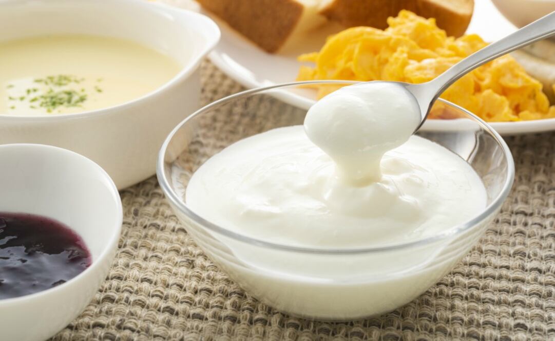 El yogurt es un producto ácido láctico obtenido de la fermentación de bacterias vivas. Foto: iStock
