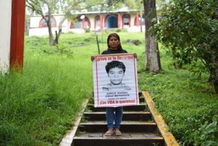 A Blanca y Carmen las une la ausencia de sus hijos normalistas