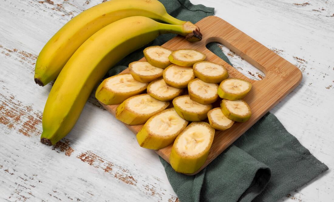 Los plátanos aportan energía, potasio y fibra, ideales para una dieta balanceada. Foto: Freepik