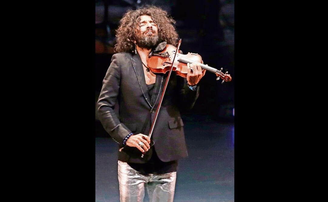 The violinist dressed up with an extravagant outfit at his concert - Photo: Agustín Salinas