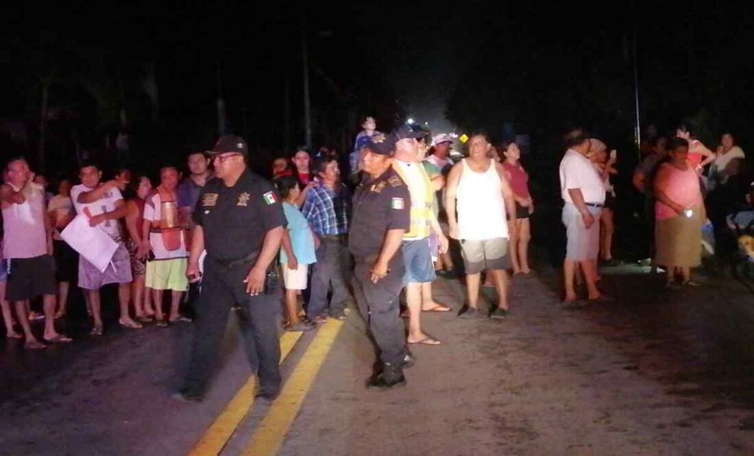 Al menos 80 personas se plantaron sobre la carretera y suspendieron el paso de vehículos. Foto: Especial