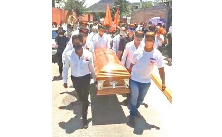 Ondean banderas naranjas en el funeral de candidata