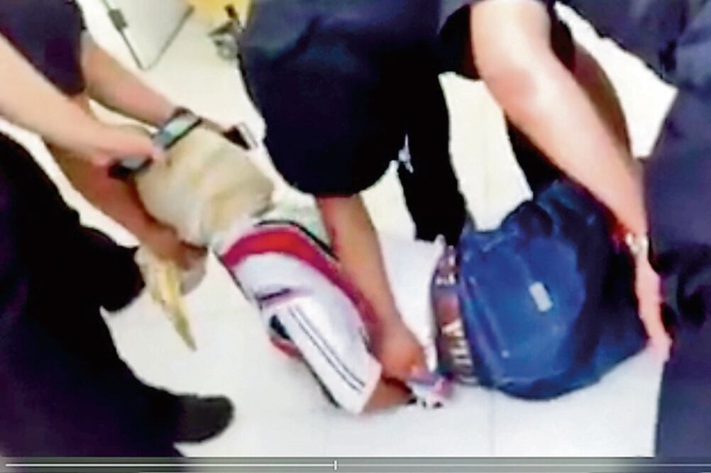 Imagen del video donde al menos a cuatro policías municipales y uno encapuchado de la SSP someten a un hombre mediante ataduras y pisotones (TOMADA DE VIDEO)