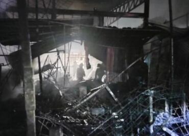 Incendio consume 30 puestos semifijos al exterior del mercado de "La Purísima" en Iztapalapa
