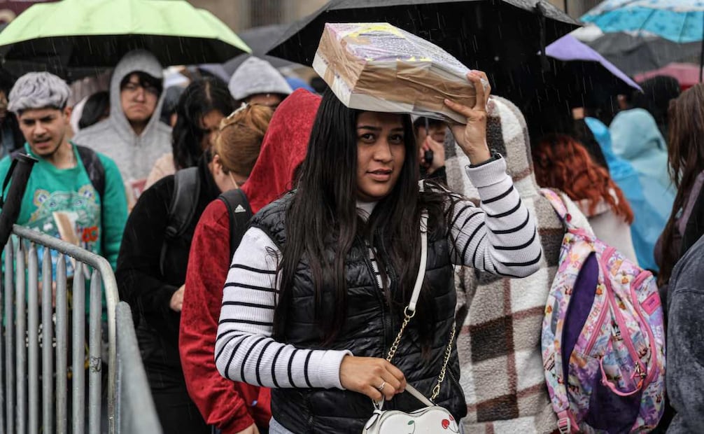 Entrega gratuita de libros de la colección "25 para el 25" por el Fondo de Cultura Económica (FCE) a jóvenes de 15 a 30 años. Foto: Gabriel Pano / EL UNIVERSAL