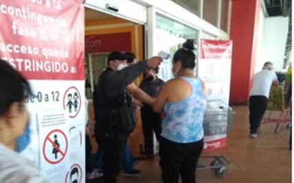 Durante nueva normalidad, personas hacen fila de más de media hora en Plaza Aragón