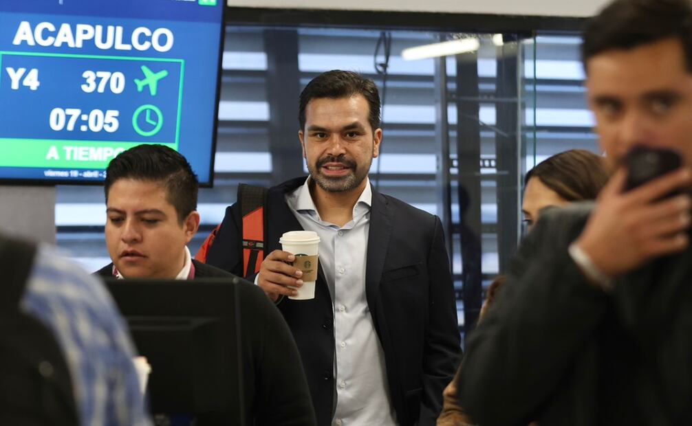 Jorge Álvarez Máynez en el AICM rumbo a la Convención Bancaria de Acapulco. Foto: Diego Simón Sánchez / EL UNIVERSAL