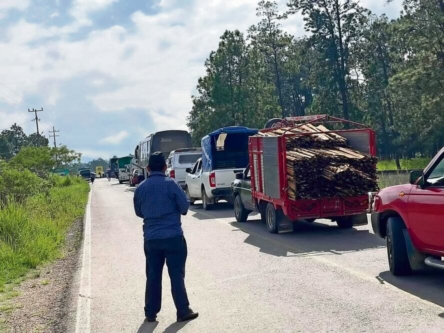 Decenas de vehículos permanecen varados por el cierre a San Cristóbal y Palenque. Foto: Especial