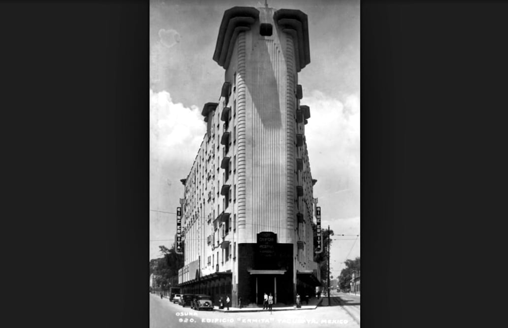 El edificio Ermita, uno de los ejemplos más importantes del estilo Art Déco en la zona, obra del arquitecto Juan Segura ubicado en la esquina de las avenidas Revolución y Jalisco, en Tacubaya, a inicios de los años treinta; a la izquierda, detrás del anuncio del cine Hipódromo se aprecia un jardín que había formado parte de la residencia Mier, y posteriormente dio paso al cine Ermita. Imagen: Colección Francisco Montellano