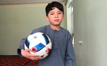 “Por favor, sálvenme”, ruega niño afgano que se hizo una playera de Messi con una bolsa