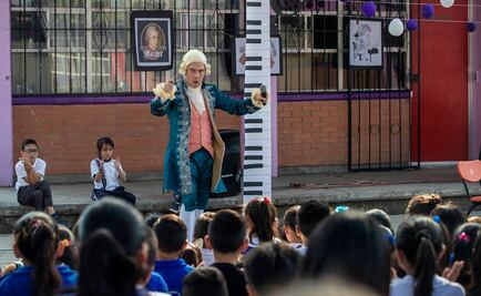 Mozart "revive" y da clases en escuela de Tláhuac