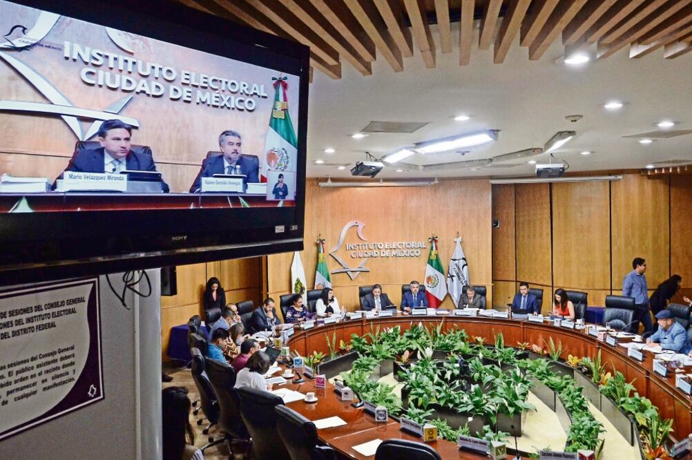 En sesión extraordinaria, el Consejo General del IECM aprobó, por unanimidad, ajustes a la boleta electoral de cuatro actas y cuatro documentos auxiliares de la renovación del Ejecutivo capitalino para recabar el voto en el extranjero. (Especial)