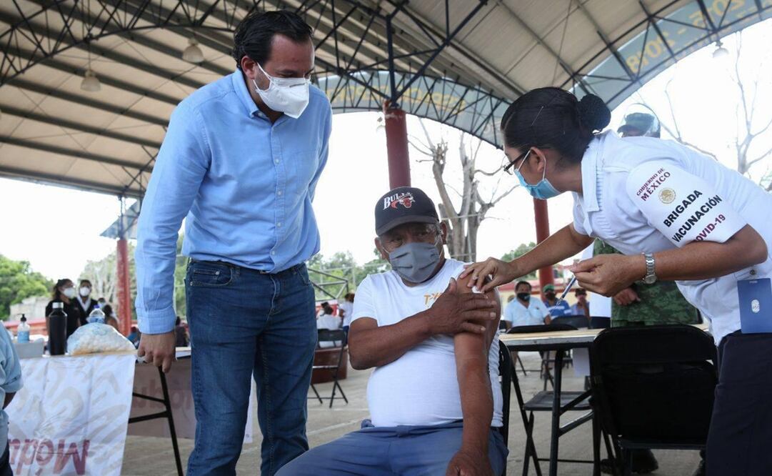 El agricultor yucateco, Miguel Ángel Miranda Chan, recibió la vacuna anti Covid en Izamal, Yucatán. Foto: Especial 