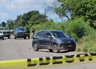 Hallan restos humanos en vehículo abandonado en Navolato; caso quedó a cargo de la FGE