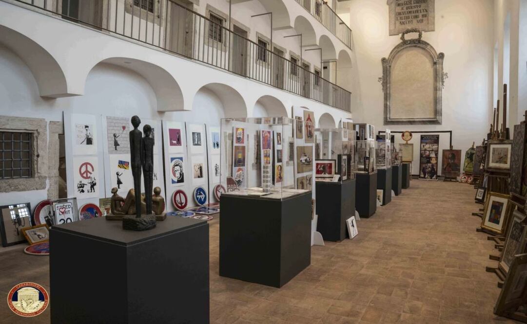 Obras modernas y contemporáneas que fueron talladas por la policía se exhiben en Roma en esta imagen proporcionada por el Ministerio de Cultura italiano el martes 15 de octubre del 2024.  Foto. AP