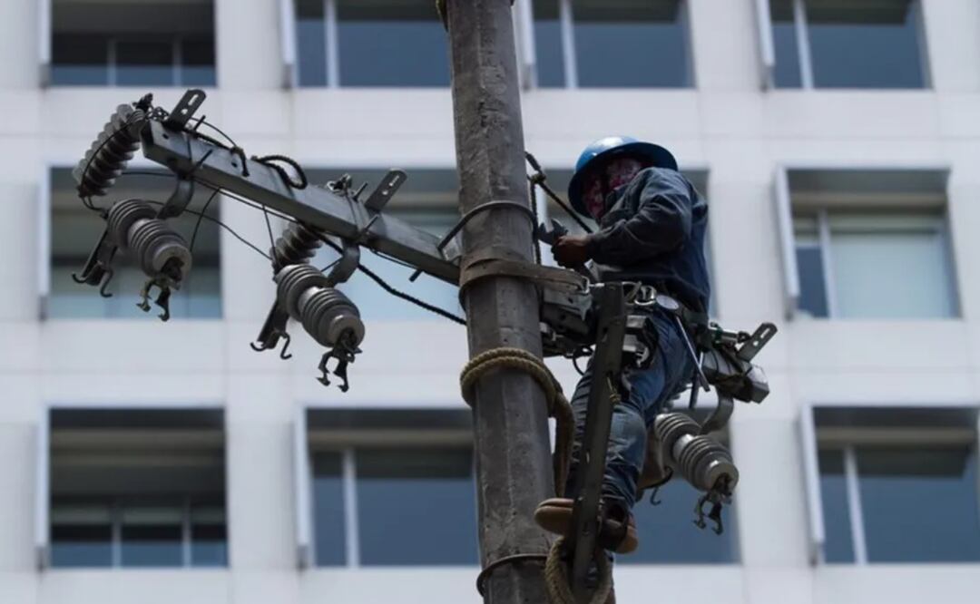 foto: Especial/El Universal/ El personal de la CFE informó que continuará en la región afectada haciendo reparaciones