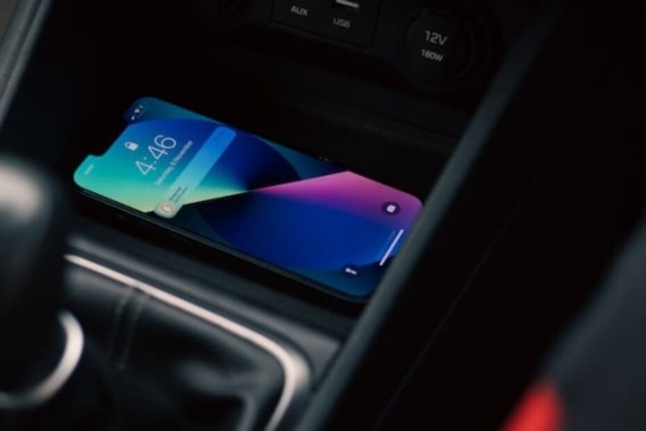 ¿Dejar conectado el cable del celular baja la batería de tu auto?