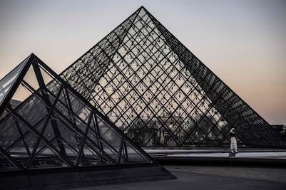 La pirámide del Louvre, de la controversia a la seducción