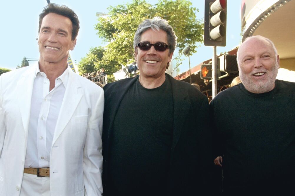 Arnold Schwarzenegger, Mario Kassar y Andrew Vajna en 2003. (REUTERS)