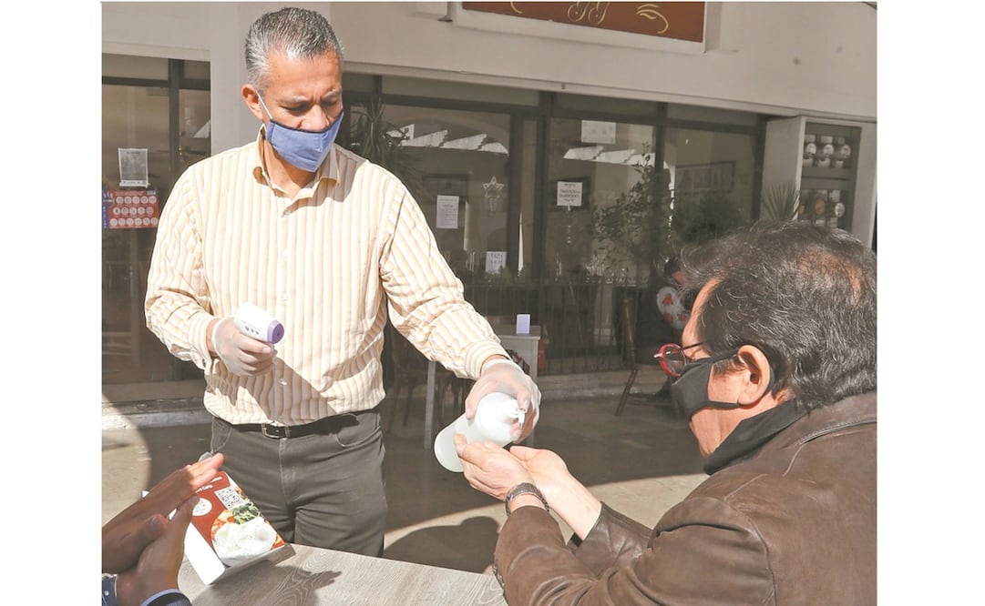 Los negocios que sí pueden servir son los que tienen terraza. Foto: Jorge Alvarado. EL UNIVERSAL