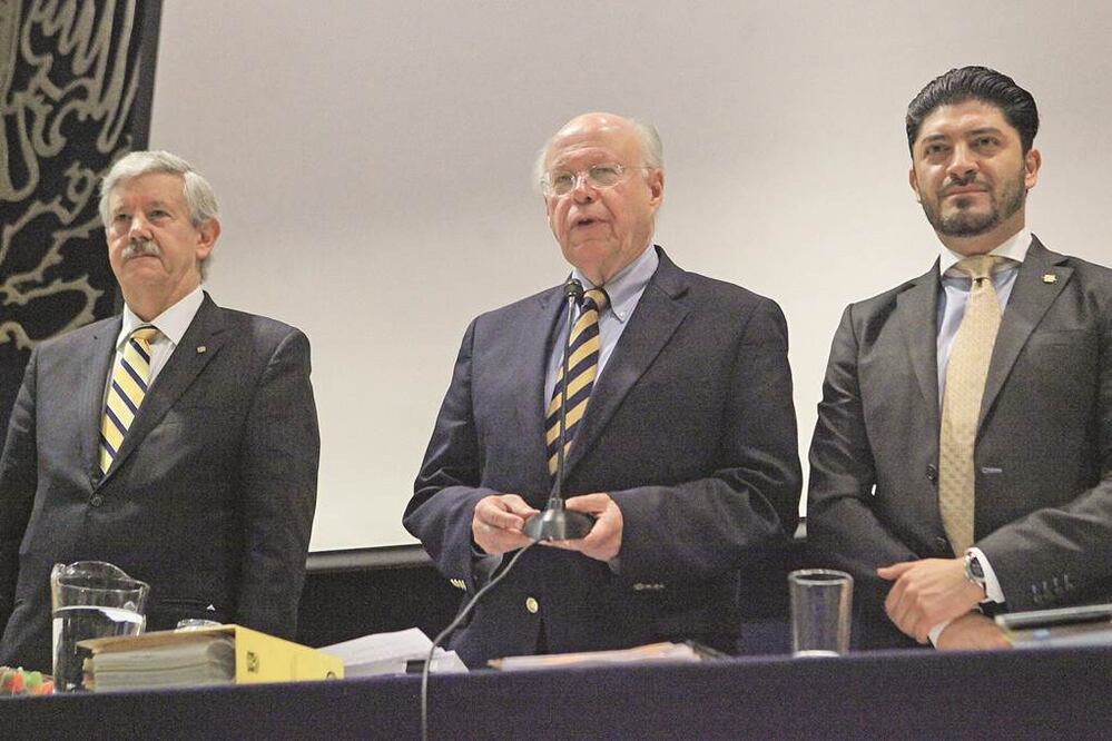 El rector de la UNAM, José Narro Robles durante la Sesión del Consejo Universitario, acompañado por el secretario general, Eduardo Barzana, y el abogado César Iván Astudillo. Foto Lucía Godínez