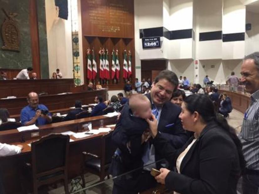 Diputado de Sinaloa asiste a sesión con su hijo en brazos