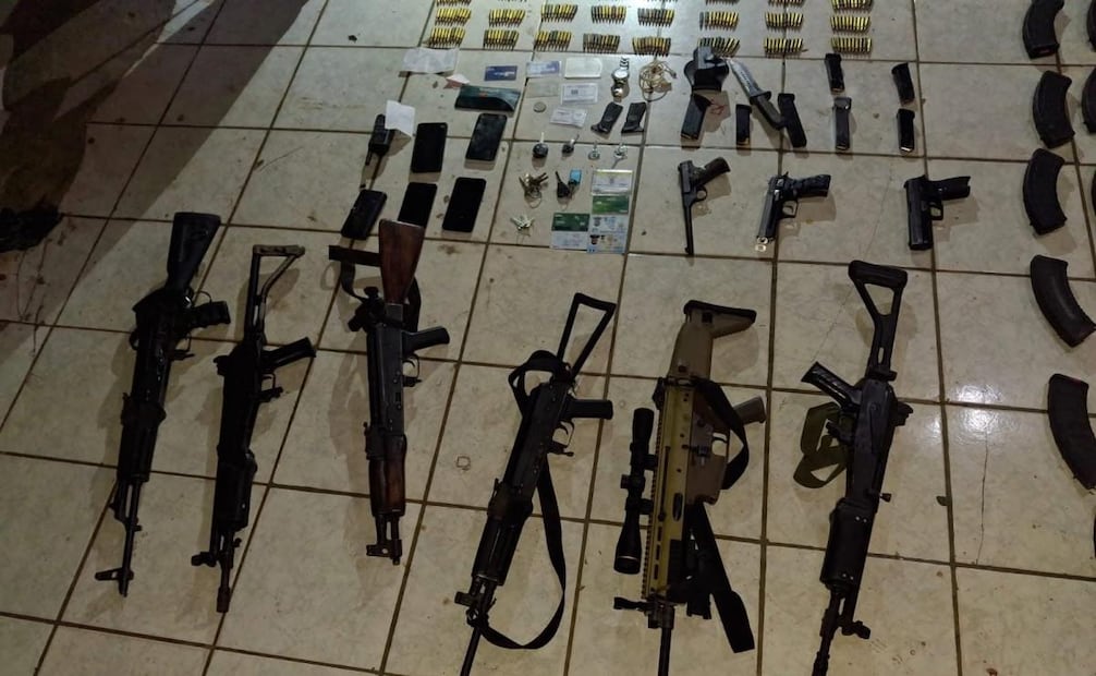 Incautan armas de fuego, 18 mil municiones y artefactos explosivos en Huehuetenango, Chiapas; hay 5 detenidos.
Foto: Especial.
