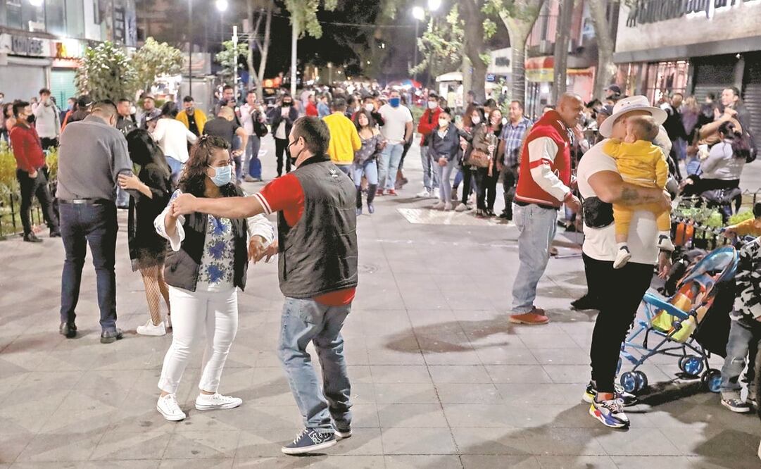 Después de las 22:00 horas, las parejas de baile se empezaron a juntar en una improvisada pista sobre la calle de Génova. Mientras otras personas llegaban a la Zona Rosa en busca de un lugar clandestino para tomar bebidas. Foto: Juan Boites. EL UNIVERSAL