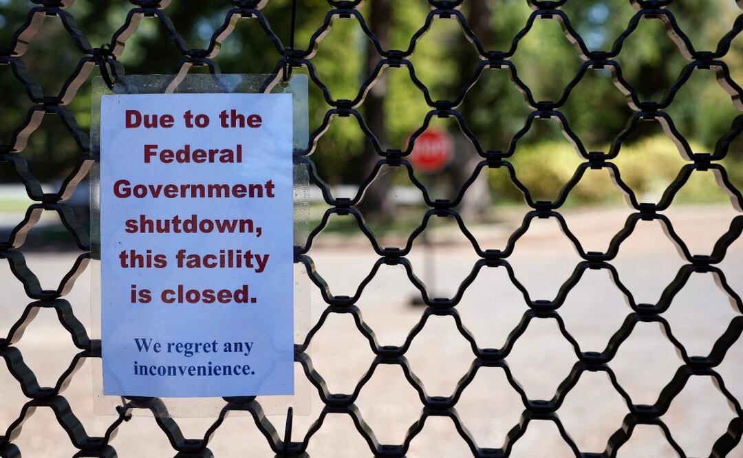 Cartel en la entrada del Arboreto Nacional de Estados Unidos, cerrado debido al cierre del gobierno federal el 1 de octubre de 2025 en Washington, D.C. El gobierno cerró el miércoles temprano después de que el Congreso no lograra llegar a un acuerdo sobre la financiación. Foto: Kevin Dietsch / AFP