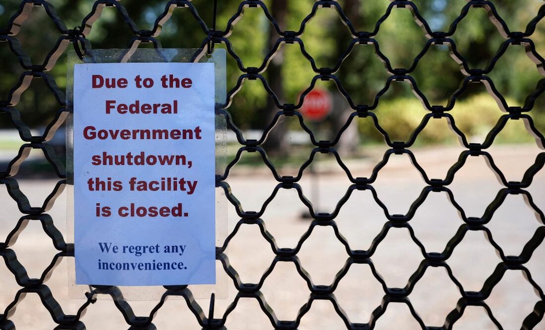 Cartel en la entrada del Arboreto Nacional de Estados Unidos, cerrado debido al cierre del gobierno federal el 1 de octubre de 2025 en Washington, D.C. El gobierno cerró el miércoles temprano después de que el Congreso no lograra llegar a un acuerdo sobre la financiación. Foto: Kevin Dietsch / AFP