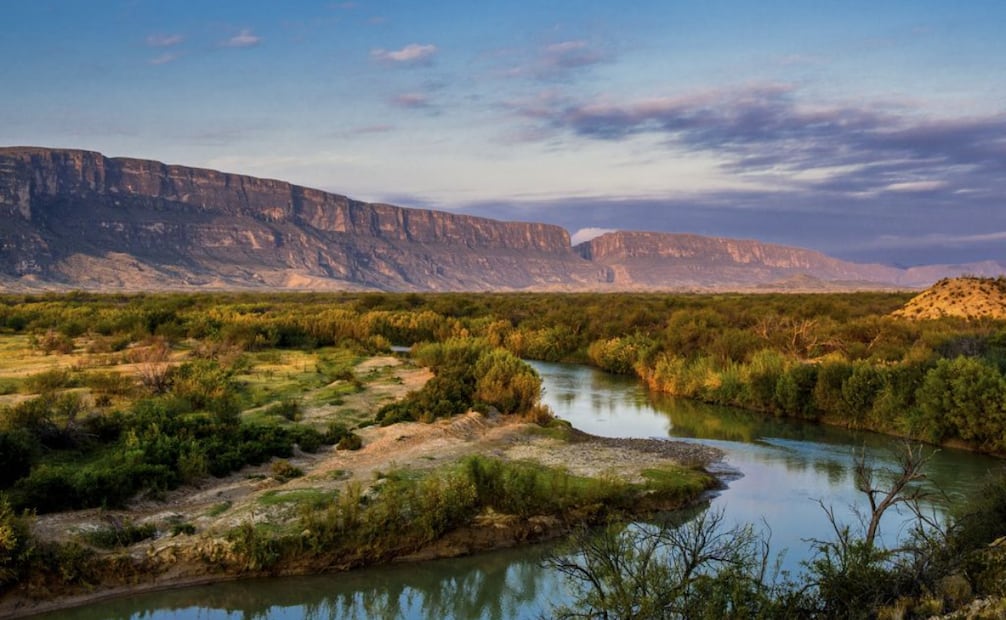El gobierno de Estados Unidos niega que construya un muro de 30 pies en el parque nacional, mientras organizaciones ambientales denuncian daños a una zona ecológicamente sensible. (13/08/26) Foto: Big Bend