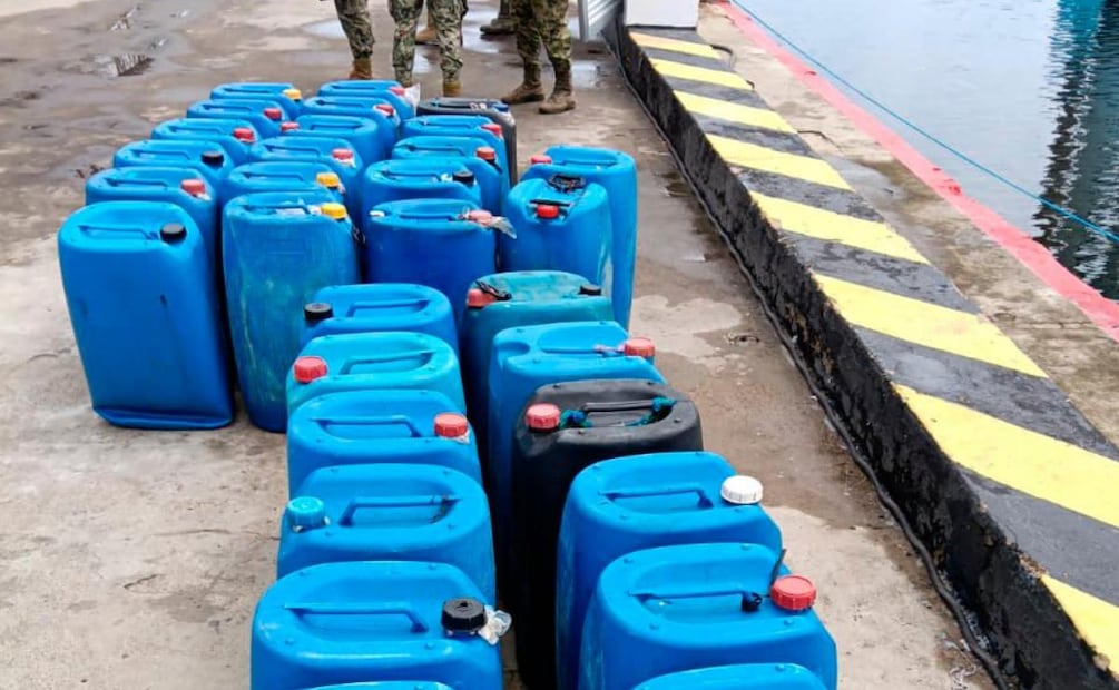 Semar asegura 33 bidones con 840 litros de combustible en Chiapas (28/07/2026). Foto: Especial