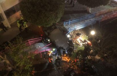 Mujer y su hijo caen en auto de una altura de 20 metros por mala maniobra en estacionamiento de hospital en Querétaro