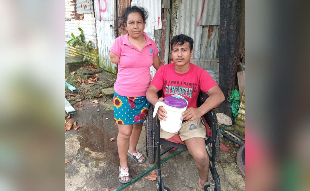 Detrás de Mireya y su hijo Wilbert la fachada de la casa que han habitado los últimos 20 años. Funcionarios federales la marcaron con una “P” de pendiente, no tienen certeza de si les reubicarán. Crédito: Especial.