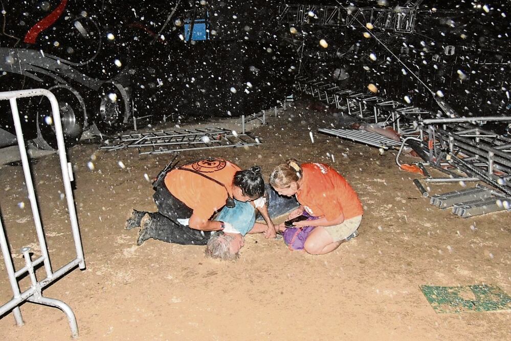 Mueren 9 al caer templete en mitin con Máynez en NL