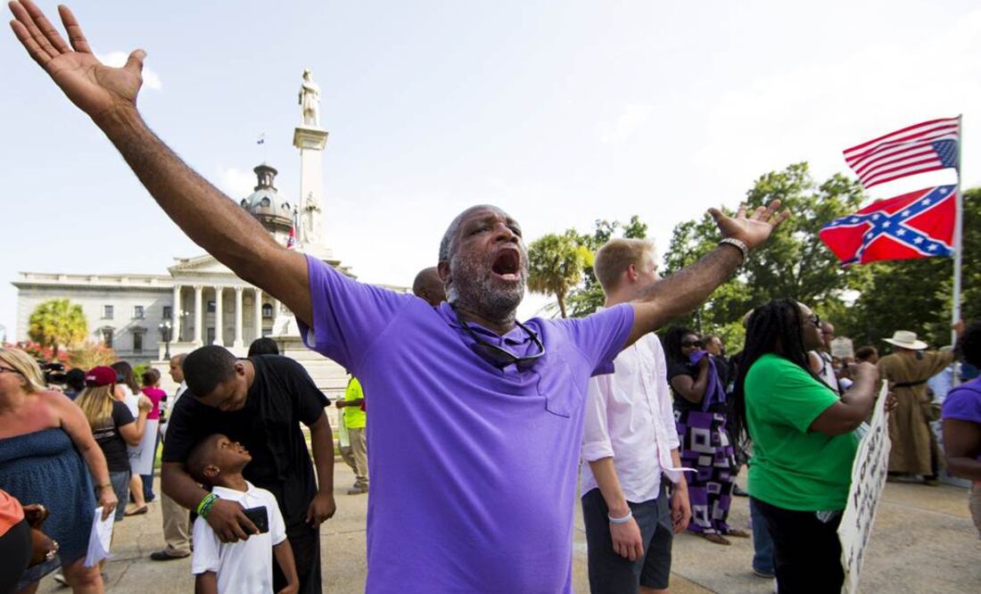 La gobernadora del estado de Carolina del Sur, Nikki Haley, firmó hoy la ley que autoriza retirar del Capitolio estatal la bandera confederada Foto: