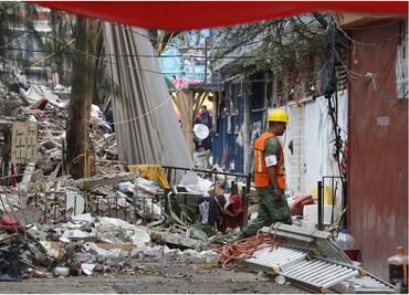 "No habrá reconstrucción opaca", dice Sheinbaum a damnificados del 19-S