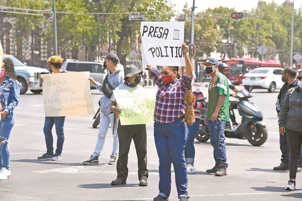 Ambulantes realizaron bloqueos en apoyo a Diana Sánchez. Foto: Hugo García/ El Universal.