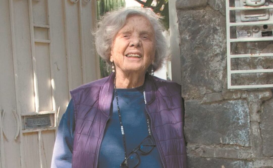 La escritora Elena Poniatowska en la sala de su casa en 2017. Es un espacio donde ha recibido a la prensa en varias ocasiones y cuyas paredes con libros los ladrones no saquearon el pasado domingo. Foto: Victoria Valtierra