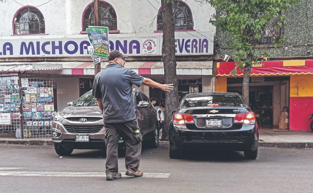 Los franeleros están listos para ayudar a los conductores a conseguir un lugar por 20 o 30 pesos; en temporada alta sube la cuota, dijo un cliente recurrente. (21/01/2025) Foto: Gabriel Pano / El Universal