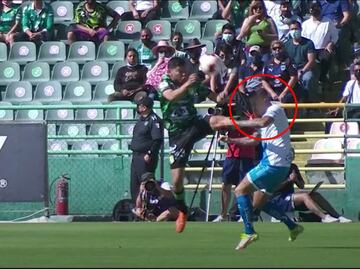VIDEO. Juvenil de León revienta con patadón a Gustavo Ferrareis de Puebla