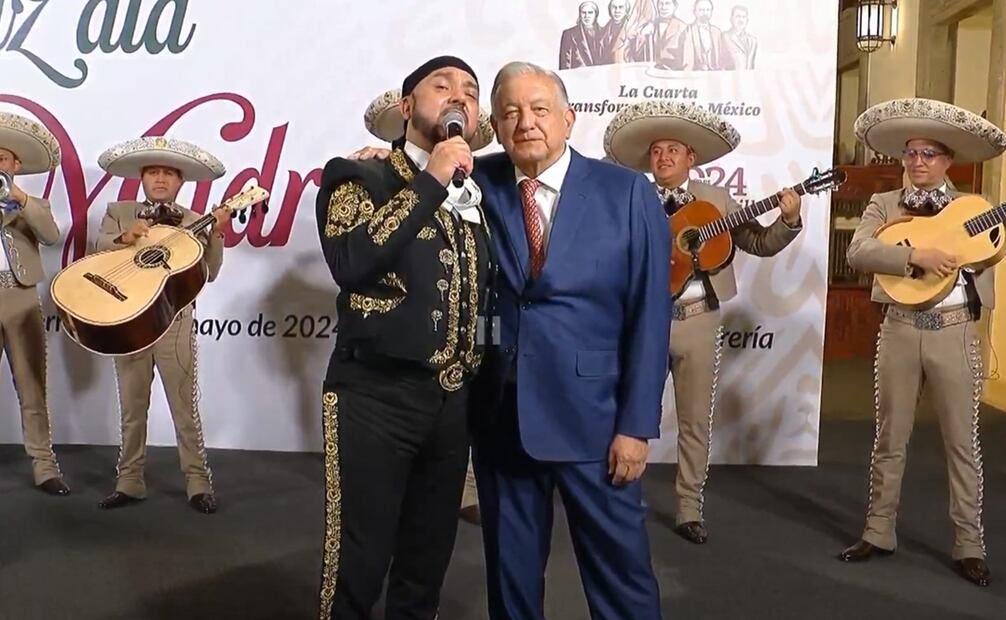 AMLO lleva mariachi a su mañanera por el 10 de mayo. Foto: Especial