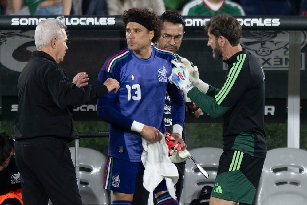 Javier Aguirre y Guillermo Ochoa, durante el partido de preparación para el Mundial de 2026 contra Australia - Foto: Imago7