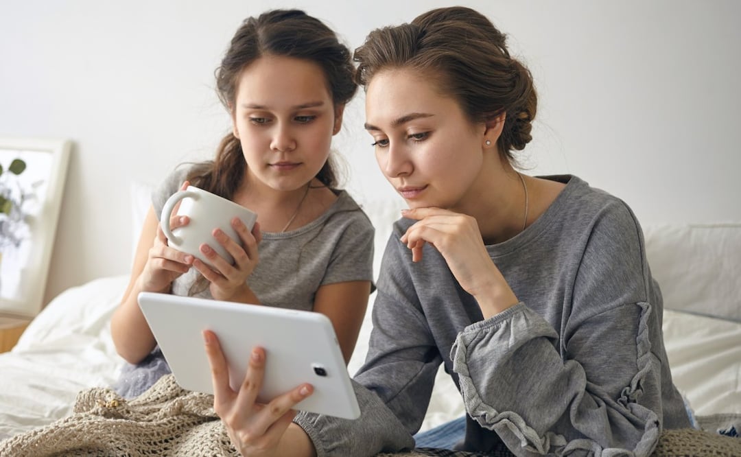 AT&T promueve cuidado digital para prevenir riesgos en niños y adolescentes. Imagen: Magnific