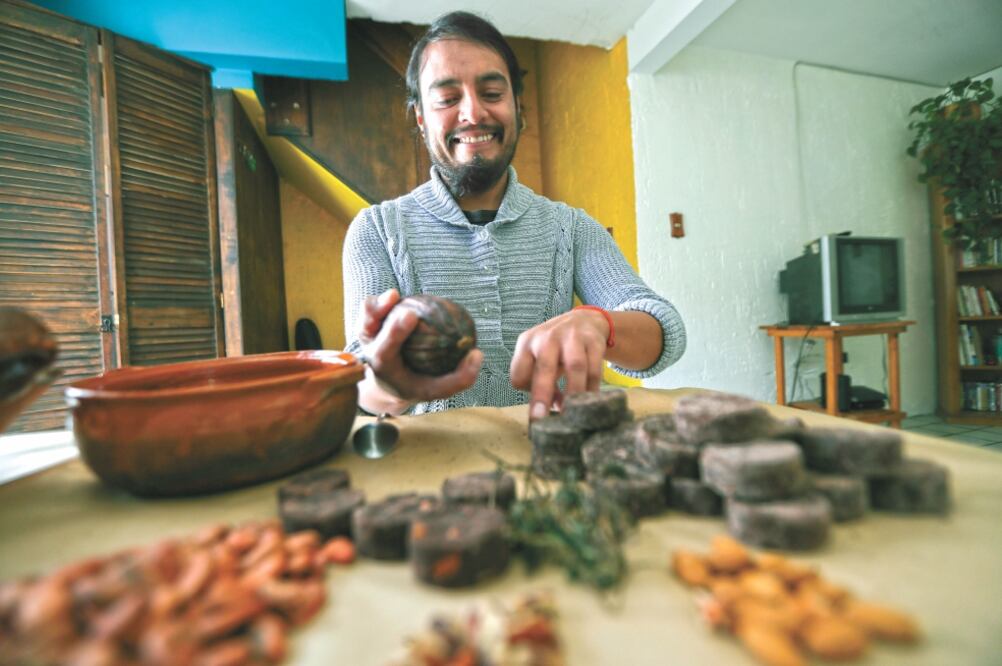 Alfredo, de 30 años, creó su marca de chocolates llamada Art Tshocoatl; sus piezas van de los 25 a los 30 pesos en tabletas de 200 gramos. Foto/JORGE ALVARADO. EL UNIVERSAL