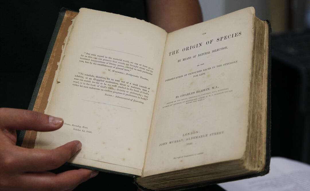 Ejemplar primera edición de "El Origen de las Especies". Foto: EFE